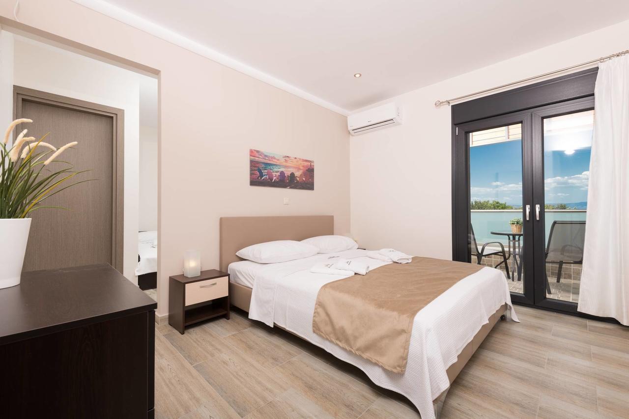 Hotel Ftery à Skala Rachoni  Extérieur photo